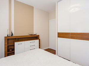 Sypialnia z lilią - Mała beżowa sypialnia - zdjęcie od ARCHITETTO