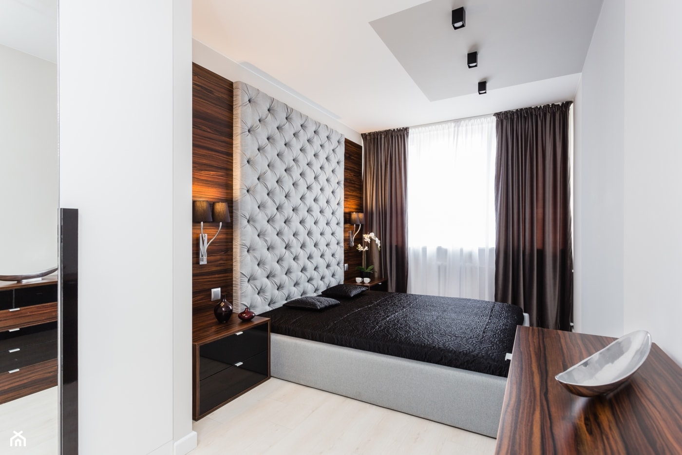 Apartament po dziadku - Średnia biała brązowa sypialnia, styl glamour - zdjęcie od ARCHITETTO - Homebook
