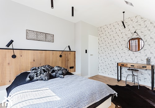 Sypialnia z drewnianym zagłówkiem - Duża szara sypialnia na poddaszu, styl skandynawski - zdjęcie od ARCHITETTO
