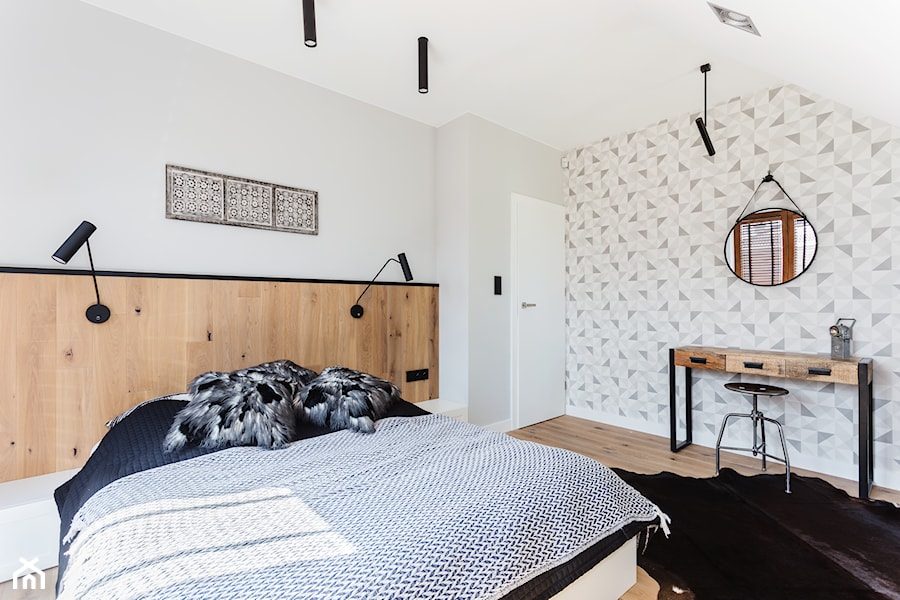 Sypialnia z drewnianym zagłówkiem - Duża szara sypialnia na poddaszu, styl skandynawski - zdjęcie od ARCHITETTO