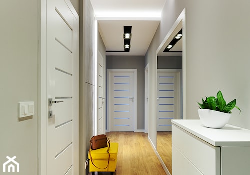 Apartament z betonem - Średni szary hol / przedpokój, styl minimalistyczny - zdjęcie od ARCHITETTO