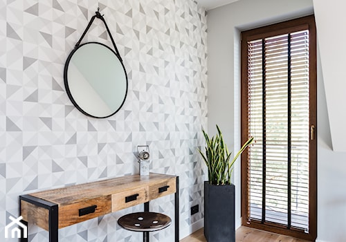 Sypialnia z drewnianym zagłówkiem - Mała biała sypialnia, styl skandynawski - zdjęcie od ARCHITETTO