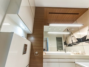 Apartament z morzem w tłe - Średnia bez okna z punktowym oświetleniem łazienka, styl nowoczesny - zdjęcie od ARCHITETTO