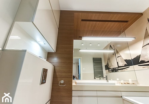 Apartament z morzem w tłe - Średnia bez okna z punktowym oświetleniem łazienka, styl nowoczesny - zdjęcie od ARCHITETTO