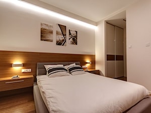 Apartament z morzem w tłe - Średnia biała sypialnia, styl nowoczesny - zdjęcie od ARCHITETTO