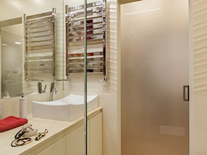 Łazienka z maską - Mała bez okna z lustrem z punktowym oświetleniem łazienka, styl glamour - zdjęcie od ARCHITETTO