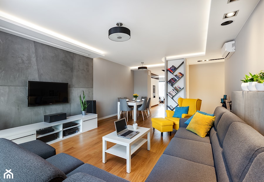 Apartament z betonem - Średni szary salon z jadalnią z bibiloteczką, styl minimalistyczny - zdjęcie od ARCHITETTO