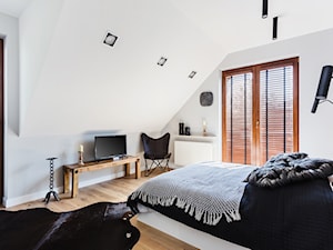 Sypialnia z drewnianym zagłówkiem - Średnia biała sypialnia na poddaszu z balkonem / tarasem, styl skandynawski - zdjęcie od ARCHITETTO