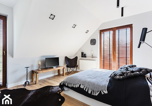 Sypialnia z drewnianym zagłówkiem - Średnia biała sypialnia na poddaszu z balkonem / tarasem, styl skandynawski - zdjęcie od ARCHITETTO