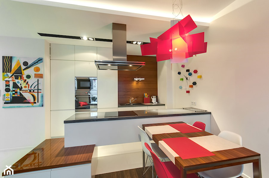 Apartament z nutką czerwieni - Średnia otwarta z kamiennym blatem biała z zabudowaną lodówką z nablatowym zlewozmywakiem kuchnia dwurzędowa, styl nowoczesny - zdjęcie od ARCHITETTO