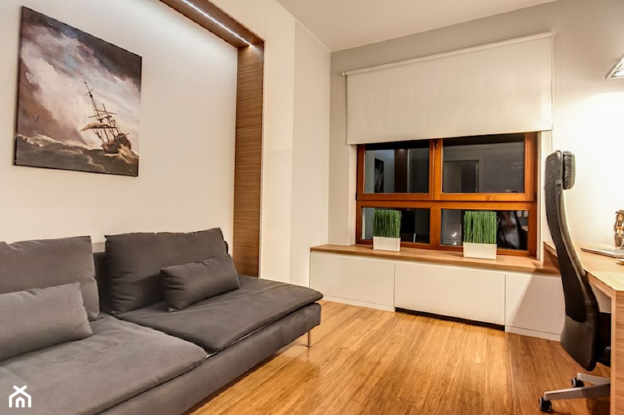 Apartament z morzem w tłe - Średnie w osobnym pomieszczeniu z sofą z zabudowanym biurkiem szare biuro, styl nowoczesny - zdjęcie od ARCHITETTO