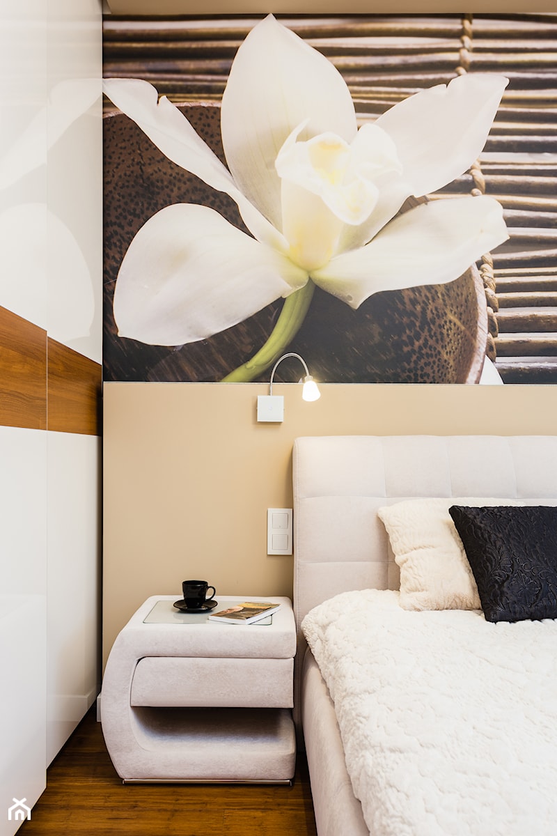 Sypialnia z lilią - Mała beżowa sypialnia - zdjęcie od ARCHITETTO