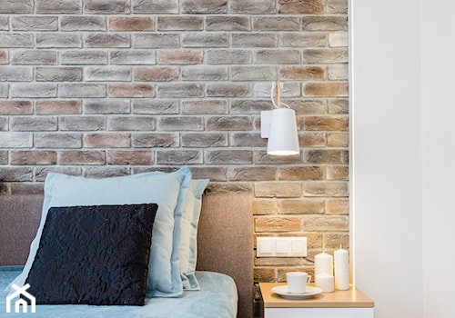 Sypialnia z dębowymi dodatkami - Mała biała sypialnia, styl skandynawski - zdjęcie od ARCHITETTO