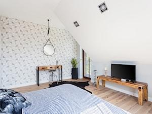 Sypialnia z drewnianym zagłówkiem - Średnia biała szara sypialnia na poddaszu z balkonem / tarasem, styl skandynawski - zdjęcie od ARCHITETTO