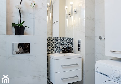 Apartament po dziadku - Mała z pralką / suszarką z marmurową podłogą z punktowym oświetleniem łazienka, styl minimalistyczny - zdjęcie od ARCHITETTO