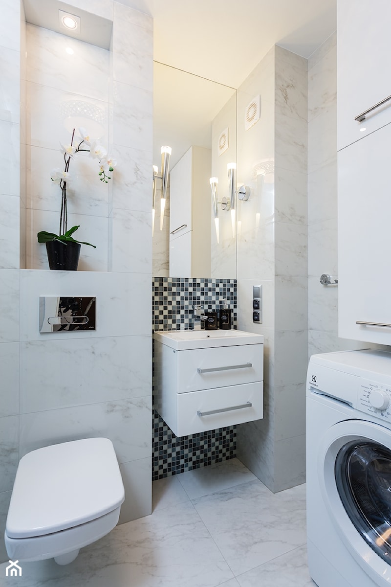 Apartament po dziadku - Mała z pralką / suszarką z marmurową podłogą z punktowym oświetleniem łazienka, styl minimalistyczny - zdjęcie od ARCHITETTO