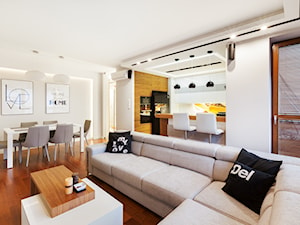 Apartament w orzechu - Duży biały salon z kuchnią z jadalnią z tarasem / balkonem, styl nowoczesny - zdjęcie od ARCHITETTO