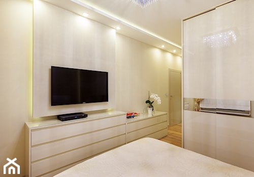 Łazienka z maską - Mała biała sypialnia, styl nowoczesny - zdjęcie od ARCHITETTO