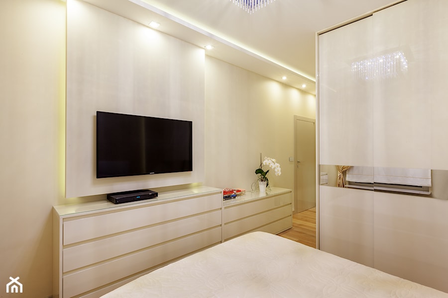 Łazienka z maską - Mała biała sypialnia, styl nowoczesny - zdjęcie od ARCHITETTO