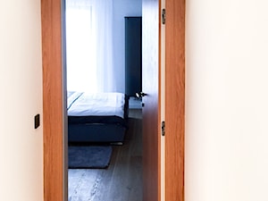 Drzwi pomiędzy holem a sypialnią . Drzwi typu "secret door" - zdjęcie od Mebel-Mistrz