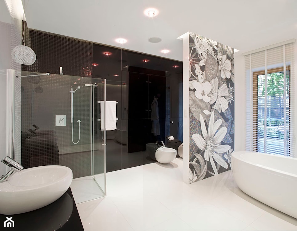 łazienka w stylu glamour z wanną i z prysznicem z bidetem i czarnymi płytkami