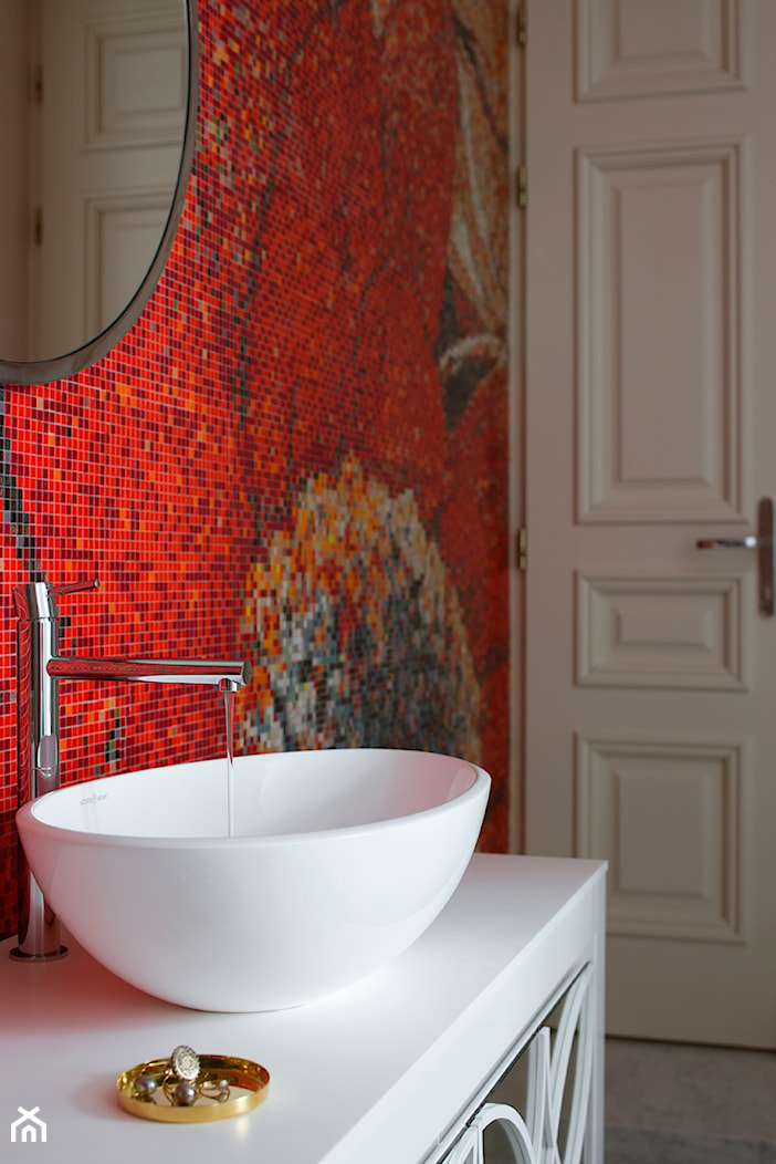 Paryski Szyk - Mała na poddaszu bez okna z lustrem łazienka, styl nowoczesny - zdjęcie od Nasciturus design - Homebook