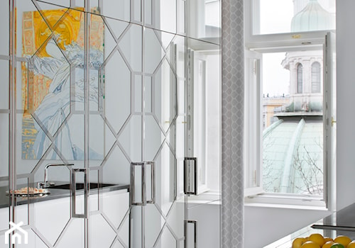 Paryski Szyk - Mała zamknięta z kamiennym blatem biała z zabudowaną lodówką z podblatowym zlewozmywakiem kuchnia jednorzędowa z oknem, styl glamour - zdjęcie od Nasciturus design