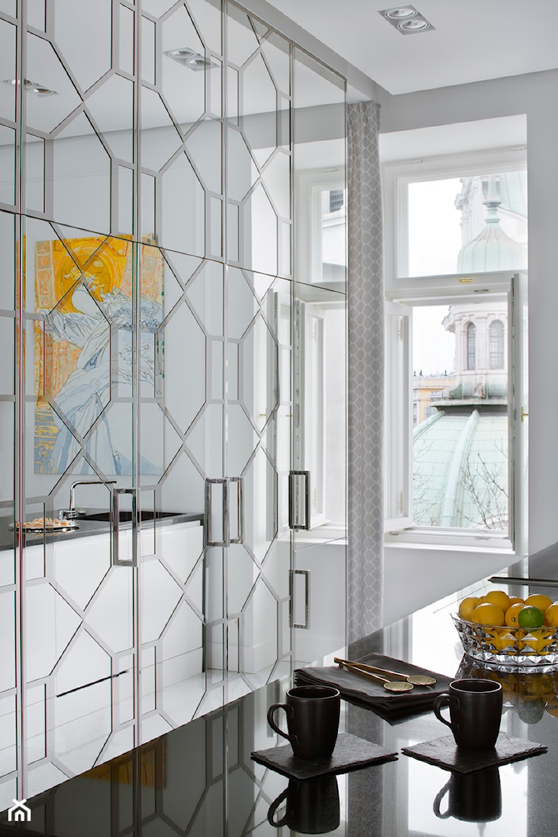 Paryski Szyk - Mała zamknięta z kamiennym blatem biała z zabudowaną lodówką z podblatowym zlewozmywakiem kuchnia jednorzędowa z oknem, styl glamour - zdjęcie od Nasciturus design