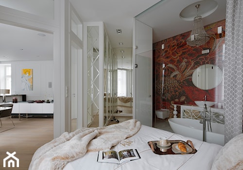 Paryski Szyk - Mała biała sypialnia z łazienką, styl glamour - zdjęcie od Nasciturus design