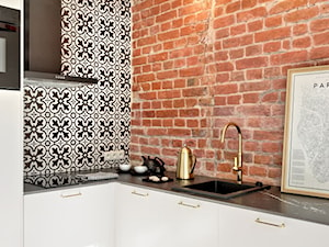 Mikro apartament - Mała zamknięta biała czarna z zabudowaną lodówką z nablatowym zlewozmywakiem kuchnia w kształcie litery l, styl nowoczesny - zdjęcie od Nasciturus design