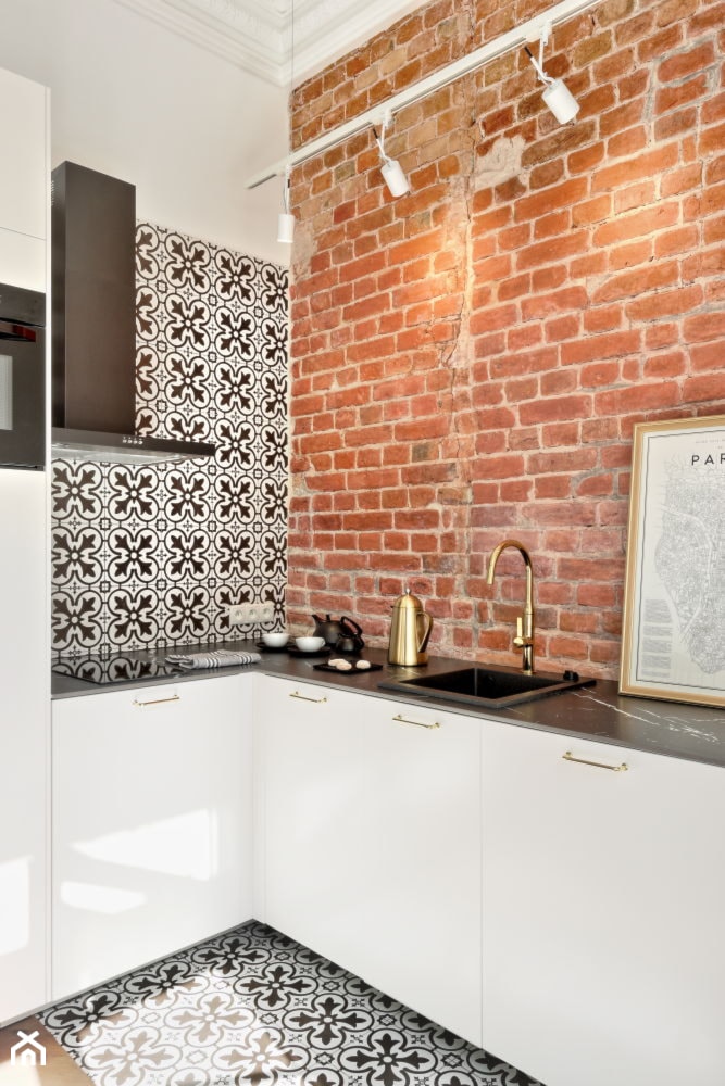 Mikro apartament - Mała zamknięta biała czarna z zabudowaną lodówką z nablatowym zlewozmywakiem kuchnia w kształcie litery l, styl nowoczesny - zdjęcie od Nasciturus design