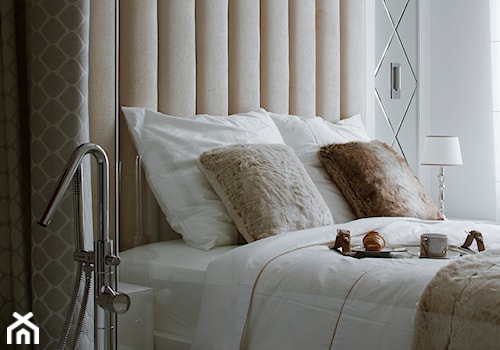 Paryski Szyk - Mała biała sypialnia z łazienką, styl nowoczesny - zdjęcie od Nasciturus design