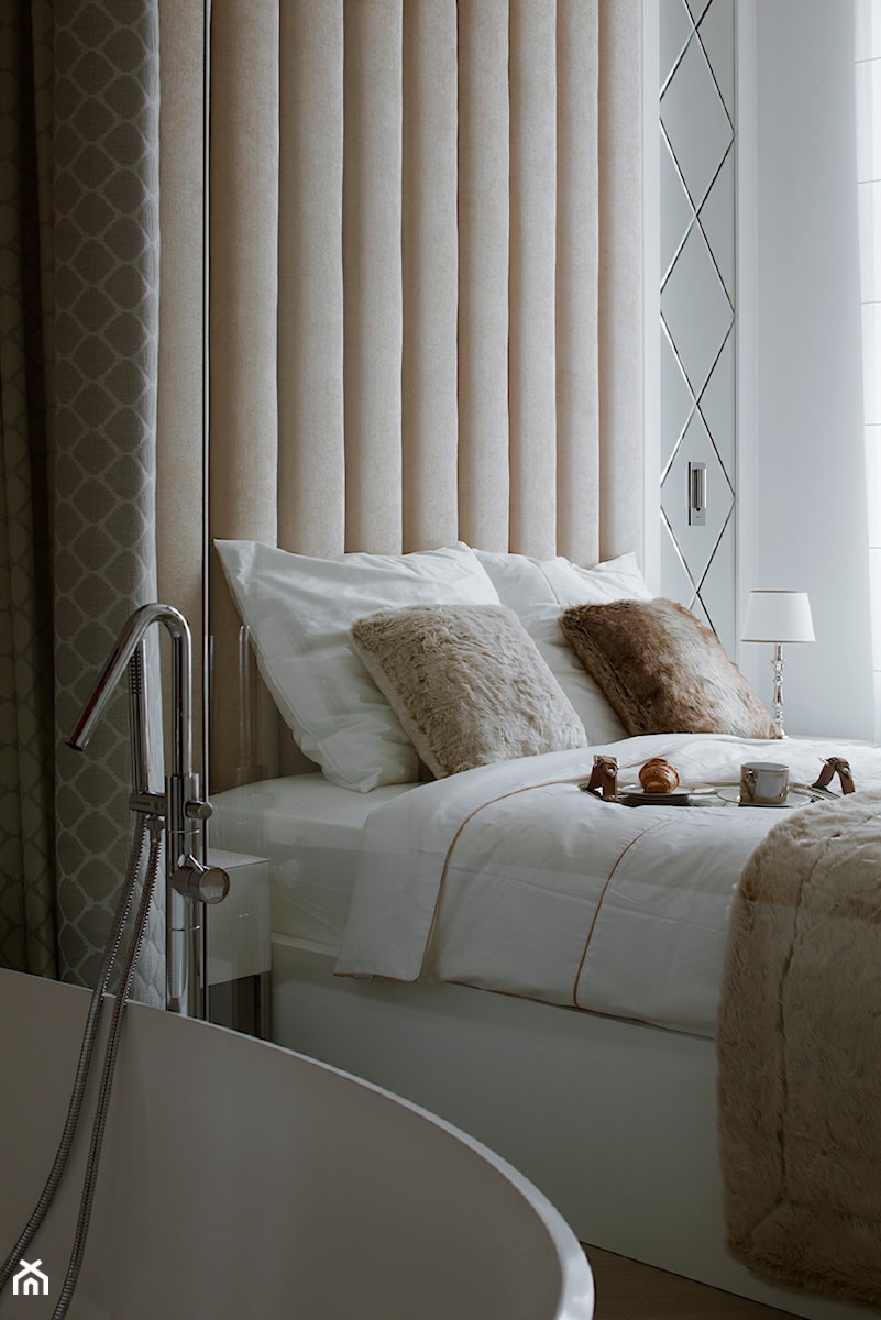 Paryski Szyk - Mała biała sypialnia z łazienką, styl nowoczesny - zdjęcie od Nasciturus design