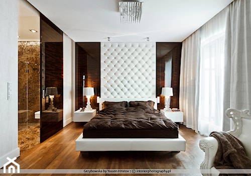 Średnia biała sypialnia z łazienką, styl glamour - zdjęcie od Nasciturus design