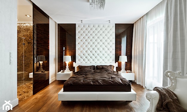 brązowa narzuta na łóżko, białe łóżko, wysoki tapicerowany zagłówek, drewniana podłoga, szafa z przesuwanymi drzwiami