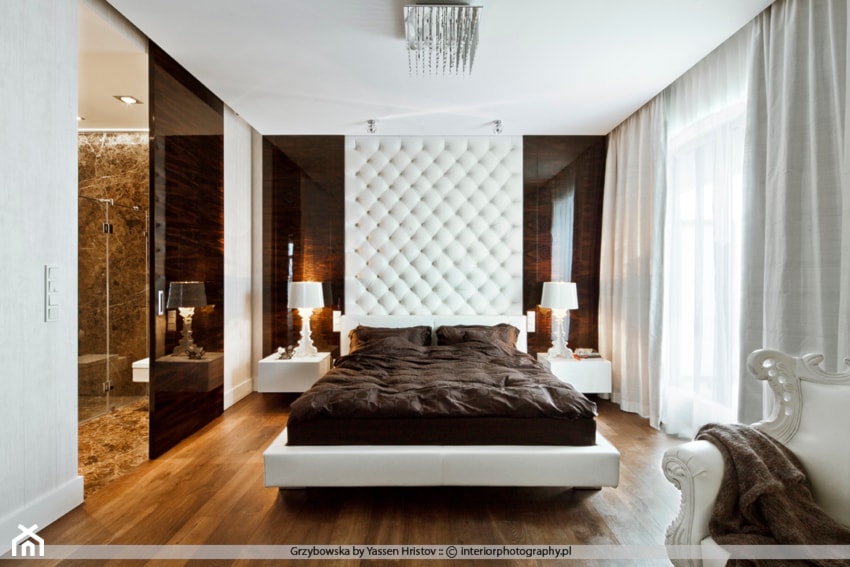 Średnia biała sypialnia z łazienką, styl glamour - zdjęcie od Nasciturus design - Homebook