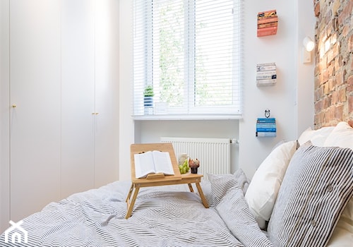 Mini po remoncie - Mała biała sypialnia, styl tradycyjny - zdjęcie od Nasciturus design