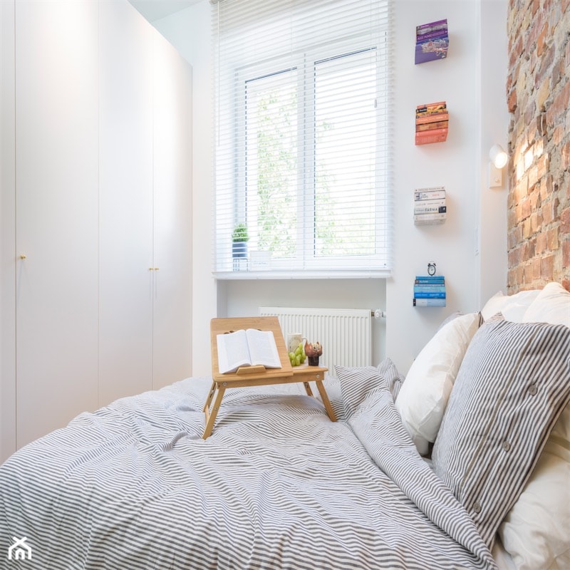 Mini po remoncie - Mała biała sypialnia, styl tradycyjny - zdjęcie od Nasciturus design