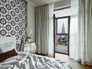 Apartament w centrum Warszawy - Średnia biała sypialnia z balkonem / tarasem, styl tradycyjny - zdjęcie od Nasciturus design