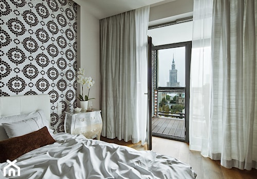 Apartament w centrum Warszawy - Średnia biała sypialnia z balkonem / tarasem, styl tradycyjny - zdjęcie od Nasciturus design