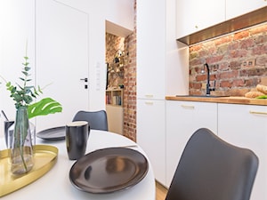 Mini po remoncie - Mała zamknięta biała z nablatowym zlewozmywakiem kuchnia jednorzędowa, styl skandynawski - zdjęcie od Nasciturus design