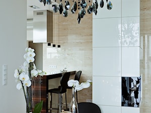 Apartament w centrum Warszawy - Mała beżowa biała jadalnia w salonie, styl tradycyjny - zdjęcie od Nasciturus design