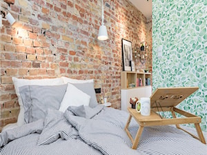 Mini po remoncie - Mała biała zielona sypialnia, styl skandynawski - zdjęcie od Nasciturus design