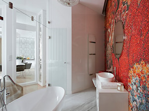 Paryski Szyk - Duża na poddaszu bez okna z lustrem łazienka, styl tradycyjny - zdjęcie od Nasciturus design