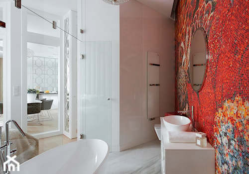 Paryski Szyk - Duża na poddaszu bez okna z lustrem łazienka, styl tradycyjny - zdjęcie od Nasciturus design