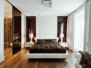 Apartament w centrum Warszawy - Średnia biała sypialnia z łazienką z balkonem / tarasem, styl tradycyjny - zdjęcie od Nasciturus design