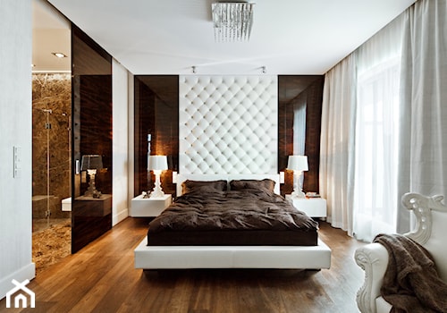 Apartament w centrum Warszawy - Średnia biała sypialnia z łazienką z balkonem / tarasem, styl tradycyjny - zdjęcie od Nasciturus design