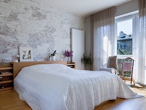 Średnia biała szara sypialnia z balkonem / tarasem, styl rustykalny - zdjęcie od Nasciturus design