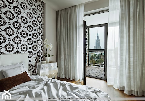 Średnia szara sypialnia z balkonem / tarasem, styl glamour - zdjęcie od Nasciturus design