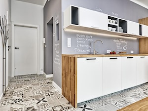 Spektakularna metamorfoza mieszkania z lat 50 tych - Średnia otwarta szara z zabudowaną lodówką z nablatowym zlewozmywakiem kuchnia jednorzędowa, styl skandynawski - zdjęcie od Nasciturus design